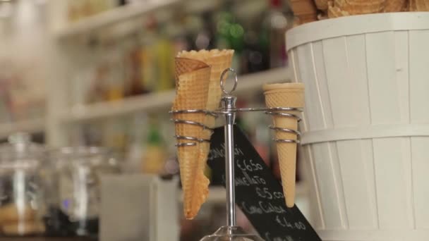 Уличная Еда Магазине Риме Вафельные Торты Мороженого Окне — стоковое видео