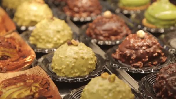 Cupcakes Mit Schokolade Zuckerguss Muffins Auf Der Ladentheke — Stockvideo