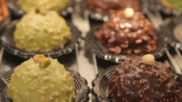 チョコレートフロスティングのカップケーキ 店のカウンターのマフィン — ストック動画