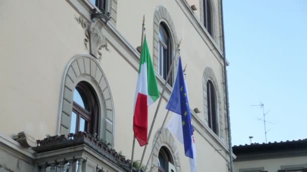 Embajada Italia Con Banderas Sobre Entrada Bandera Italia Ondeando Viento — Vídeo de stock