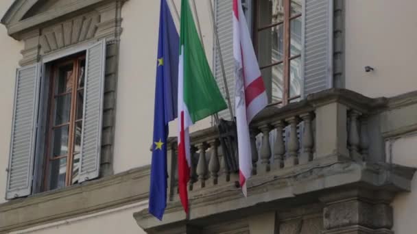 Embajada Italia Con Banderas Sobre Entrada Bandera Italia Ondeando Viento — Vídeos de Stock