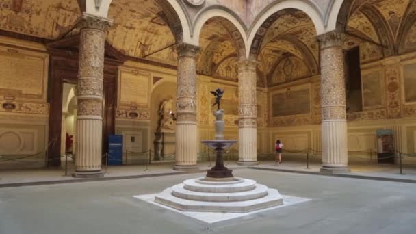 イタリアの中庭の古代建築 ウフィツィ美術館の中庭 — ストック動画