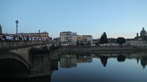在意大利的河上的景点和桥梁 佛罗伦萨全景与夜光 — 图库视频影像