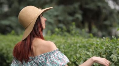 Sokakta güneşli fotoğraf çekimi. yaz Parkı'nda yürüyen şapkalı kız. 