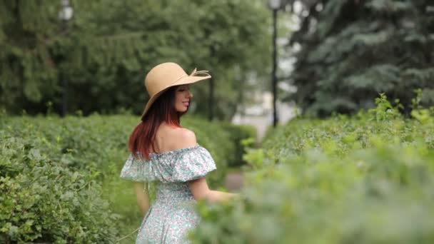 Sesión Fotos Soleada Callejón Chica Sombrero Caminando Parque Verano — Vídeos de Stock