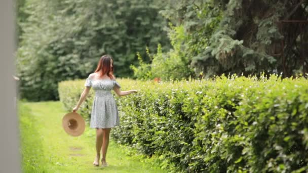 Sunny Photo Shoot Alley Girl Hat Walking Summer Park — Stock Video