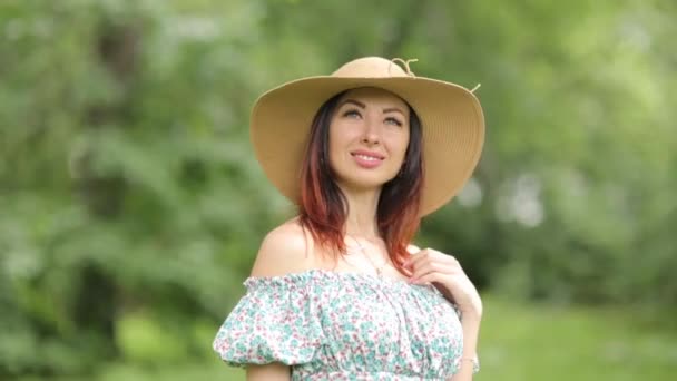 阳光明媚的照片拍摄 戴帽子的女孩在夏天公园散步 — 图库视频影像