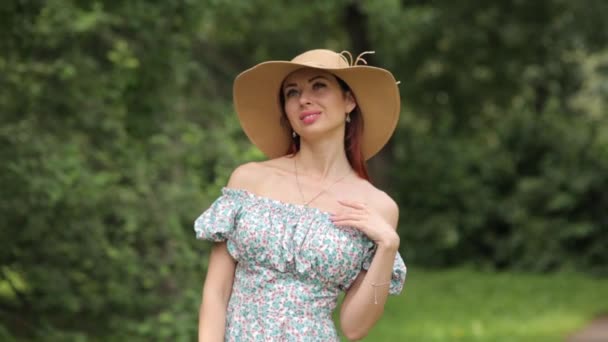 Sunny Photo Shoot Girl Hat Walking Summer Park — Stock Video