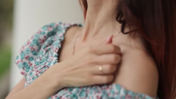 Ένα Μανικιούρ Για Όμορφο Χέρι Στο Στήθος Του Χέρι Του — Αρχείο Βίντεο