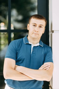  Restoranda bir adamın portresi. Parktaki yakışıklı adam.