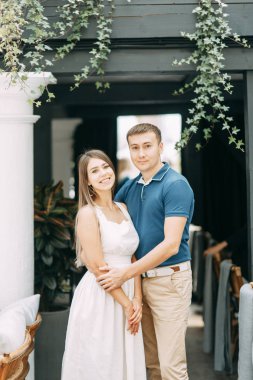 Güzel bir iç yaz aşk hikayesi. Restoranda mutlu gülümseyen çift. 