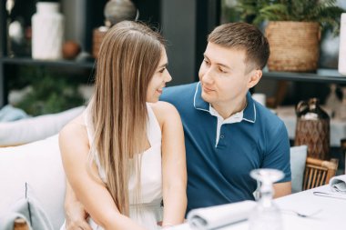 Güzel bir iç yaz aşk hikayesi. Restoranda mutlu gülümseyen çift. 