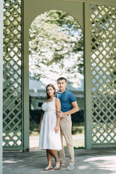 Pessoas Felizes Gostam Bom Tempo Belo Casal Andando Parque Verão — Fotografia de Stock