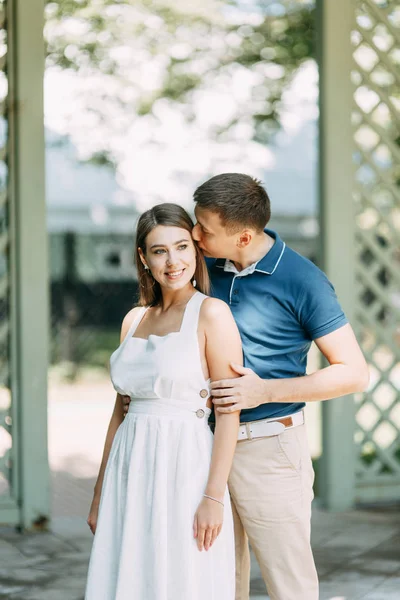 Gente Feliz Disfruta Del Buen Tiempo Hermosa Pareja Caminando Parque —  Fotos de Stock