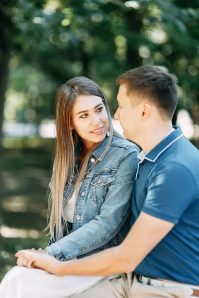 Gente Feliz Disfruta Del Buen Tiempo Hermosa Pareja Caminando Parque —  Fotos de Stock