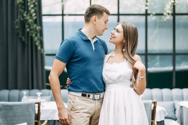 Historia Amor Verano Hermoso Interior Feliz Pareja Sonriente Restaurante — Foto de Stock