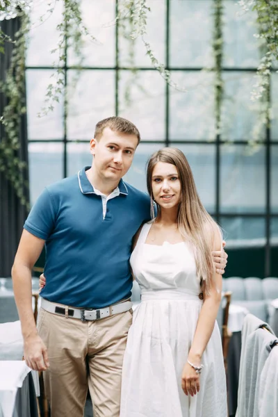 Zomer Liefdesverhaal Een Prachtig Interieur Gelukkig Lachend Paar Het Restaurant — Stockfoto