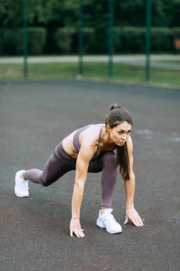  Sokakta eğitim ve ısınma. Oyun alanında güzel atletik kız.