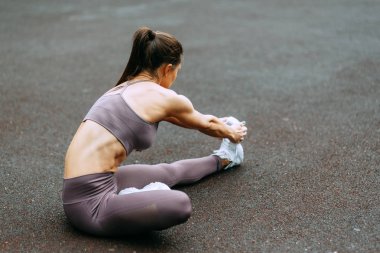 Eğitimden önce germe ve ısınma. Oyun alanında güzel atletik kız. 