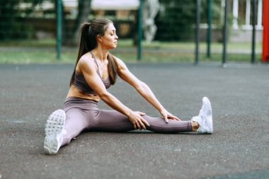 Eğitimden önce germe ve ısınma. Oyun alanında güzel atletik kız. 