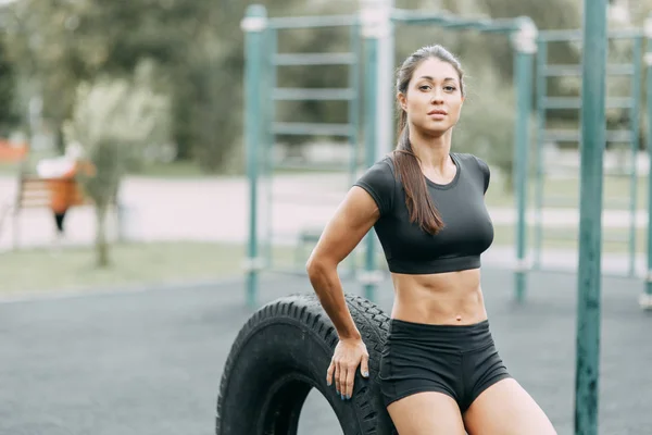 Entrenar Posar Con Neumático Hermosa Chica Atlética Parque Infantil — Foto de Stock