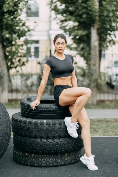 Entrenar Posar Con Neumático Hermosa Chica Atlética Parque Infantil — Foto de Stock