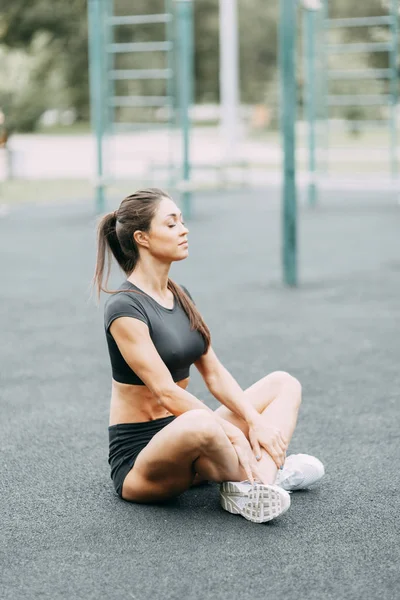 Meditation Och Vila Sitter Gatan Vacker Atletisk Flicka Lekplatsen — Stockfoto