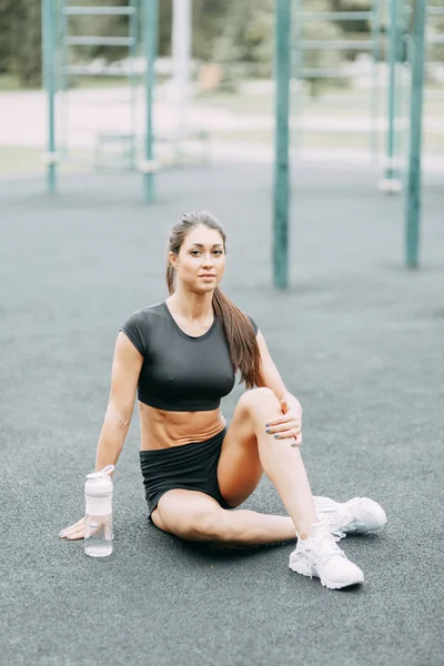 Meditace Odpočinek Sedí Ulici Krásná Atletická Dívka Hřišti — Stock fotografie