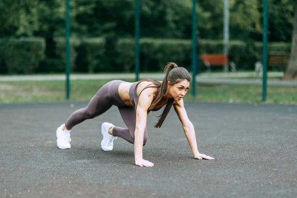 Push Ups Edzés Deszkát Utcán Gyönyörű Sportos Lány Játszótéren Push — Stock Fotó