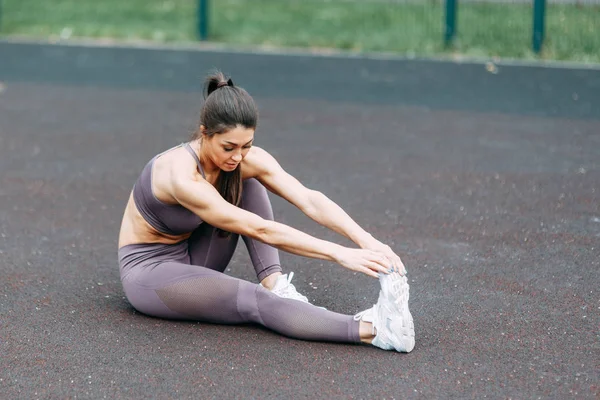 Uitrekken Opwarmen Voor Training Mooie Atletische Meisje Speelplaats — Stockfoto