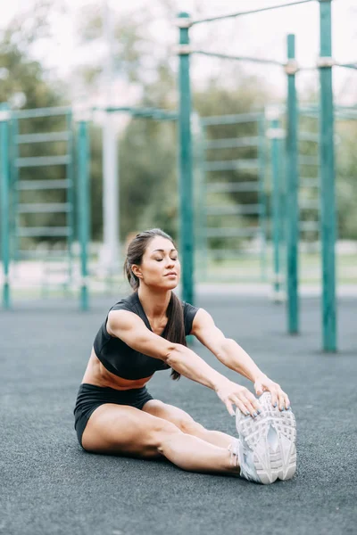 Uitrekken Opwarmen Voor Training Mooie Atletische Meisje Speelplaats — Stockfoto