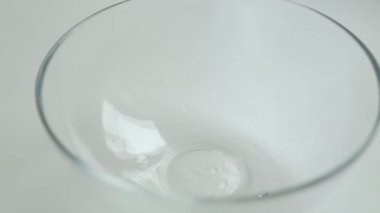 İçerik ve gıda blogu için makro fotoğrafçılık. Mantarların pişirilmesi ve dilimlemesi.