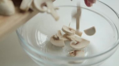 İçerik ve gıda blogu için makro fotoğrafçılık. Mantarların pişirilmesi ve dilimlemesi.