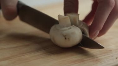 İçerik ve gıda blogu için makro fotoğrafçılık. Mantarların pişirilmesi ve dilimlemesi.