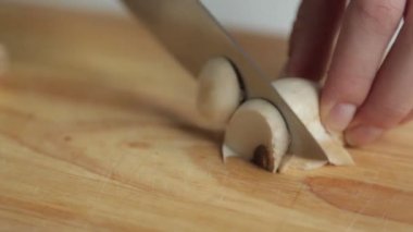 İçerik ve gıda blogu için makro fotoğrafçılık. Mantarların pişirilmesi ve dilimlemesi.