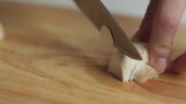İçerik ve gıda blogu için makro fotoğrafçılık. Mantarların pişirilmesi ve dilimlemesi.