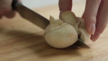 İçerik ve gıda blogu için makro fotoğrafçılık. Mantarların pişirilmesi ve dilimlemesi.