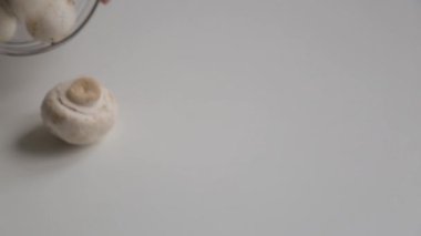 İçerik ve gıda blogu için makro fotoğrafçılık. Mantarların masada hazırlanması ve saçılması.