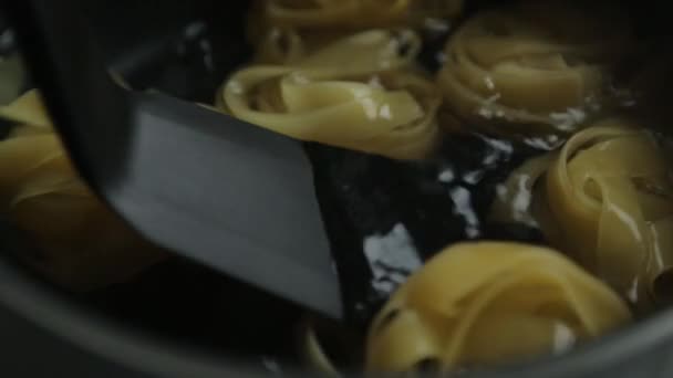 食品博客的内容和微距摄影 准备和调料意大利面酱 — 图库视频影像