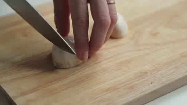 Content Und Makrofotografie Für Food Blog Pilze Kochen Und Scheiben — Stockvideo