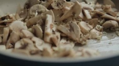 İçerik ve gıda blogu için makro fotoğrafçılık. Mantarların pişirilmesi ve dilimlemesi.