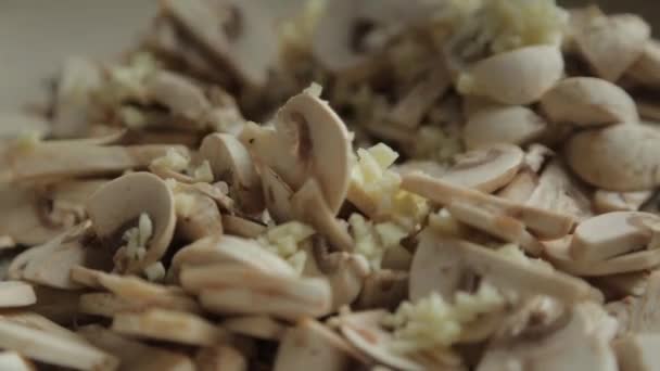 Treści Makrofotografii Blogu Żywności Gotowanie Plasterkowanie Grzybów — Wideo stockowe