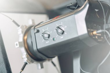  Makro fotoğrafçılık ve yönetimde flaş haber. Stüdyo fotoğraf ışığı ayarlanıyor.