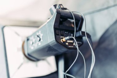  Makro fotoğrafçılık ve yönetimde flaş haber. Stüdyo fotoğraf ışığı ayarlanıyor.