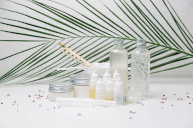  Bir şişe doğal malzeme, Flatley. Pembe kavanozlarda çevre kozmetikleri.