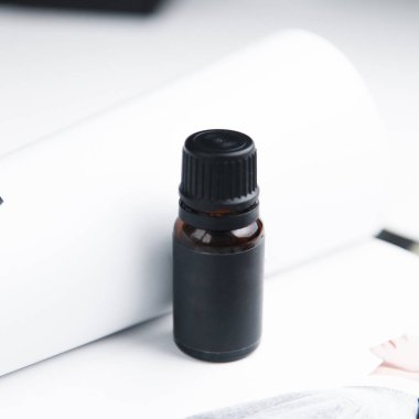 Kaşlar için yağ ve kına. Beyaz arka planda kozmetik için kavanozlar. 