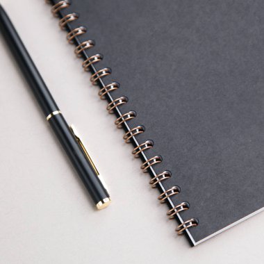  Etiketsiz tasarımcılar için boş. Beyaz arkaplanda defter ve kalem.