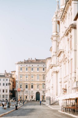Eski İtalya 'nın mimarisi ve binaları. Roma sokaklarının akşam manzarası. 