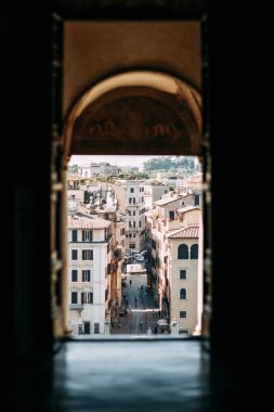 Eski İtalya 'nın mimarisi ve binaları. Roma sokaklarının akşam manzarası. 