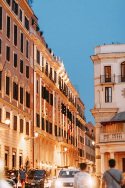  Eski İtalya 'nın mimarisi ve binaları. Roma sokaklarının akşam manzarası.